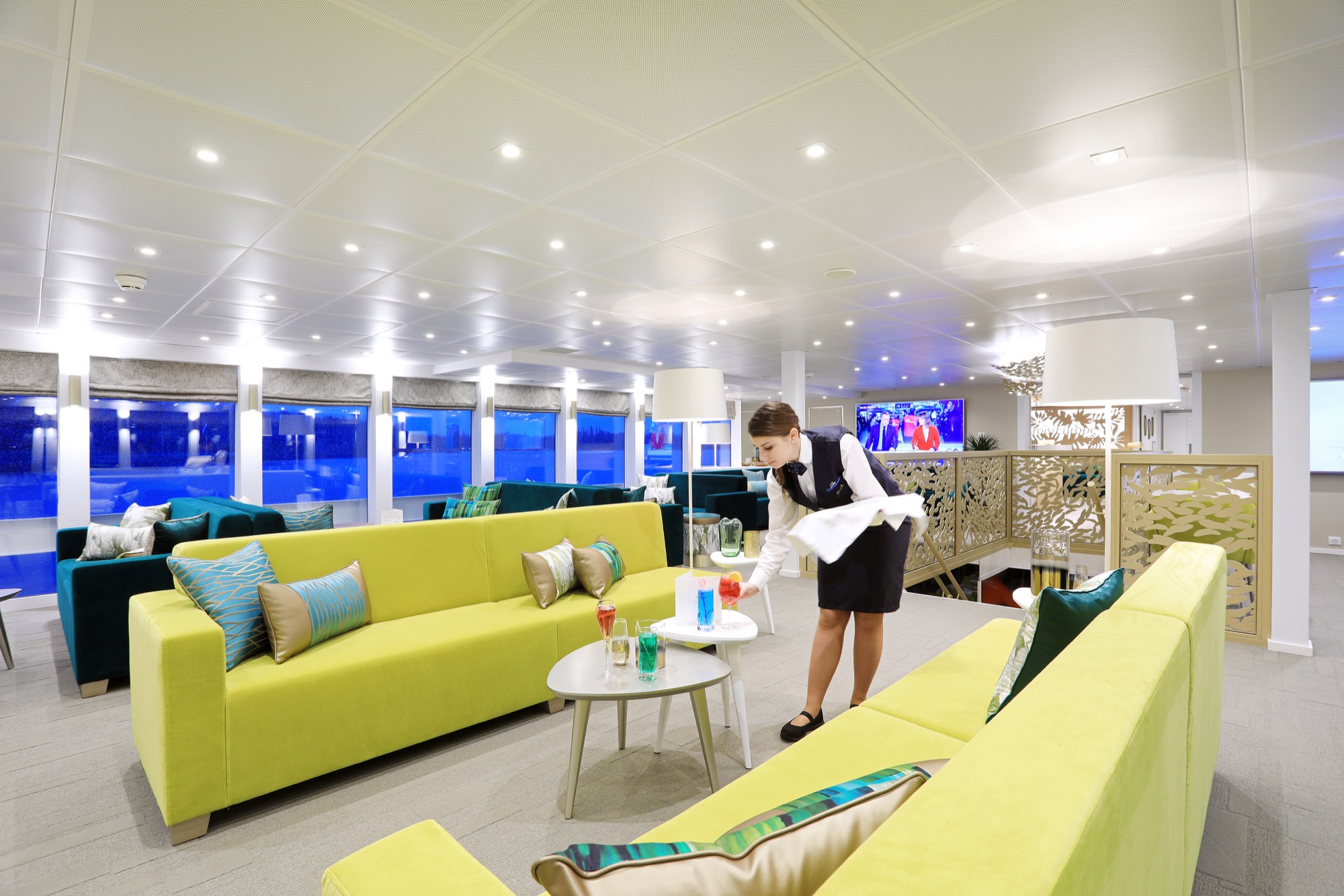 CroisiEurope MS Elbe Princesse II Bar Lounge 3.jpg